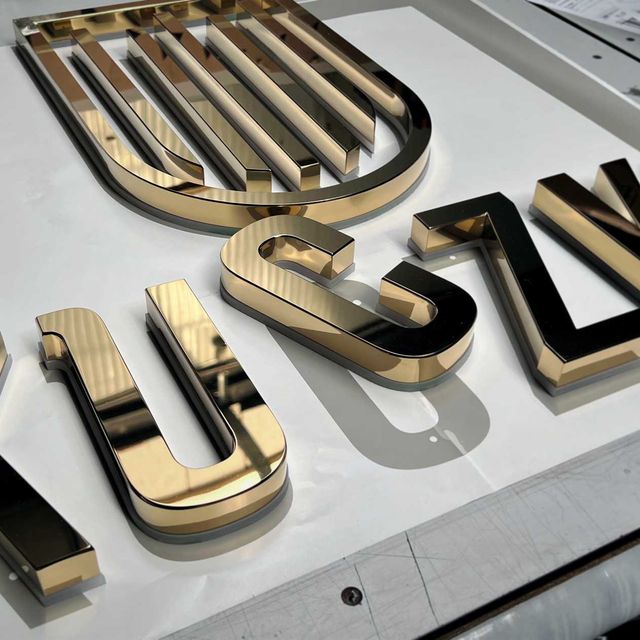 litery ze stali nierdzewnej z powłoką PVD w kolorze złotym