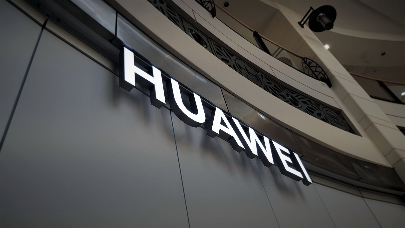 Logo Huawei z podświetleniem LED, litery przestrzenne z bokiem sytalowym lakierowanym proszkowo