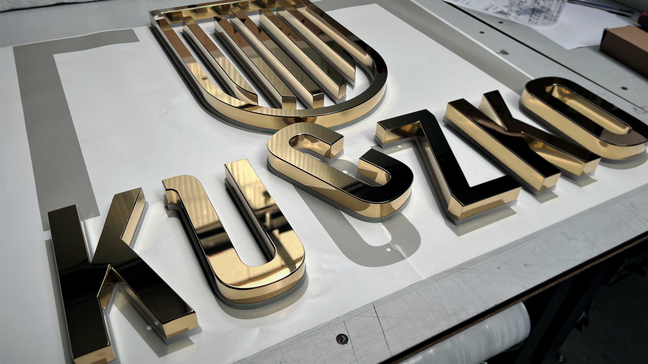 litery ze stali nierdzewnej z powłoką PVD w kolorze złotym