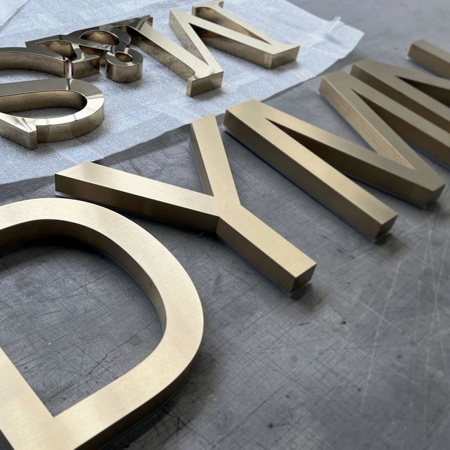przestrzenne litery w kolorze złotym, litery 3D