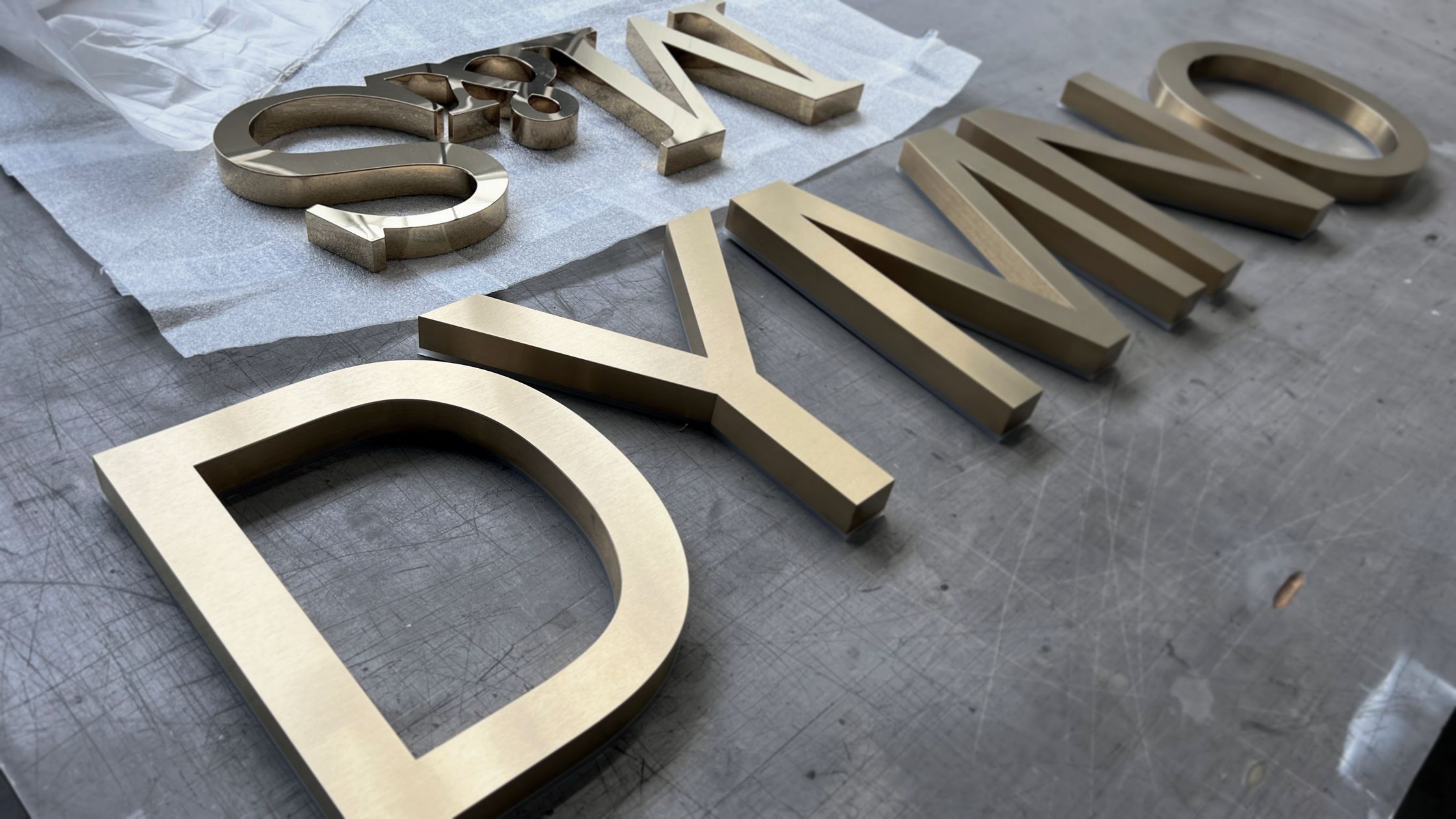 przestrzenne litery w kolorze złotym, litery 3D
